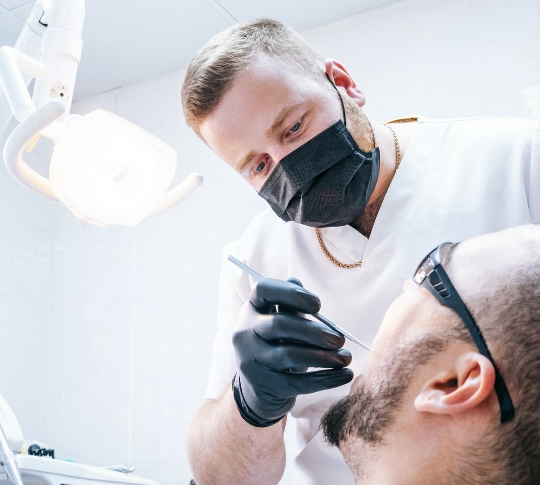 Врачи стоматологии Доктор Зуб проводят лечение