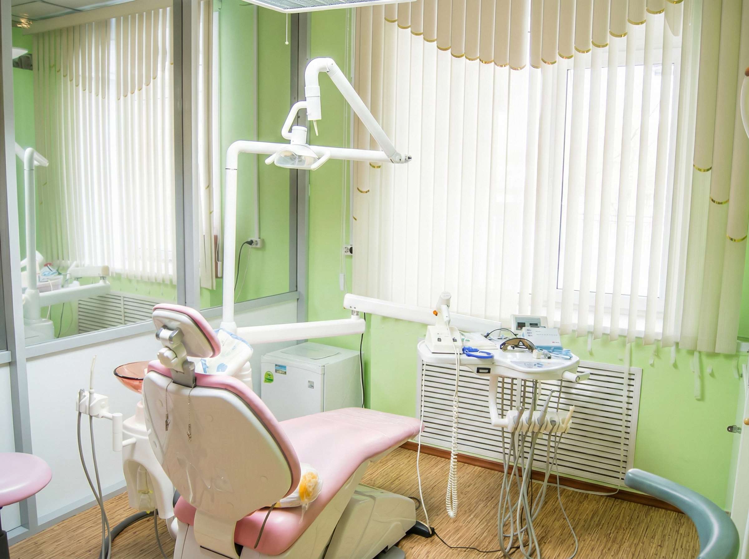 Кабинет с розовым креслом и зелёным интерьером