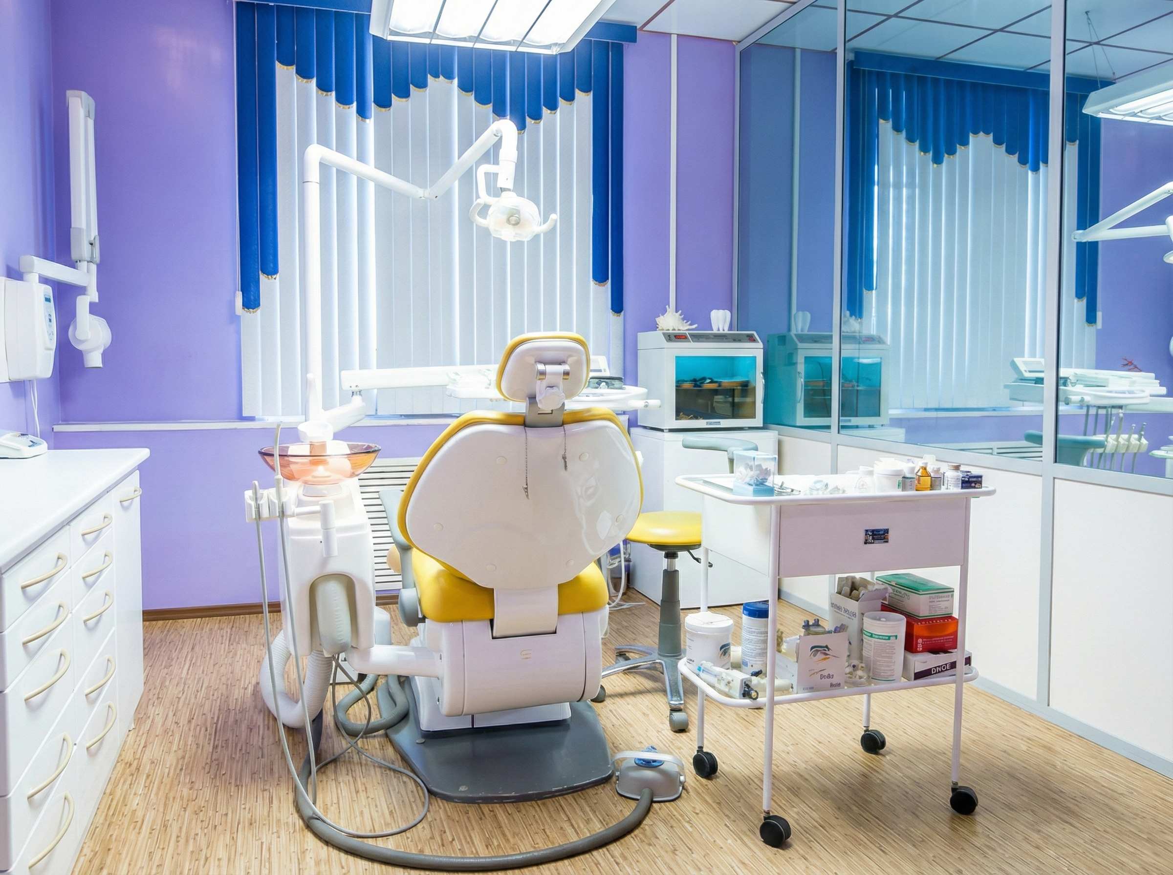 Стоматологический кабинет с синим интерьером
